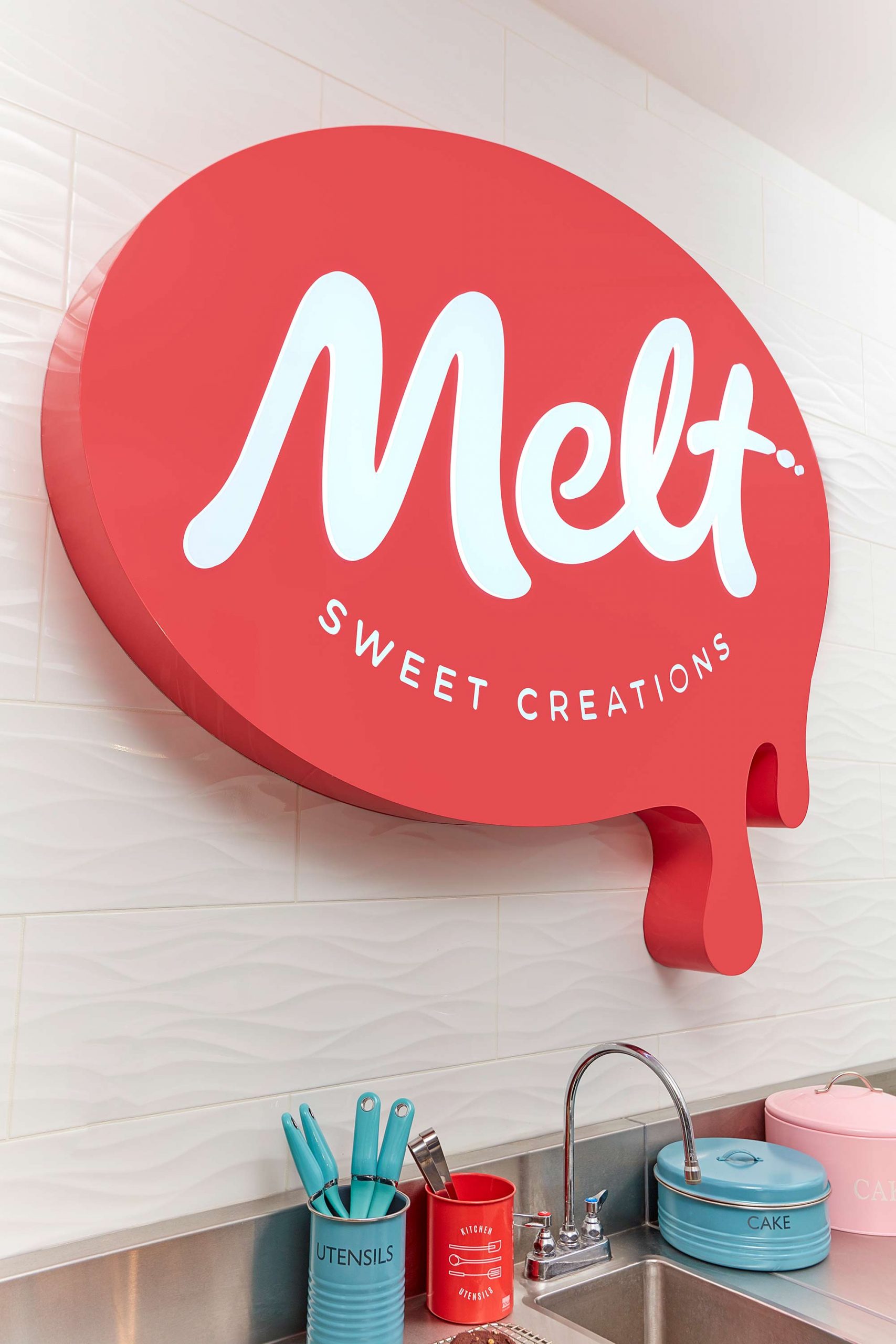 MELT_Sign_FromBehind
